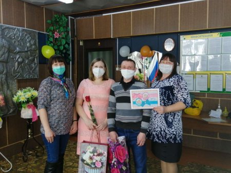 Администрация Комаричского муниципального района совместно с отделом ЗАГС Комаричского района поздравила семью комаричан с рождением двойни, вручив памятные подарки